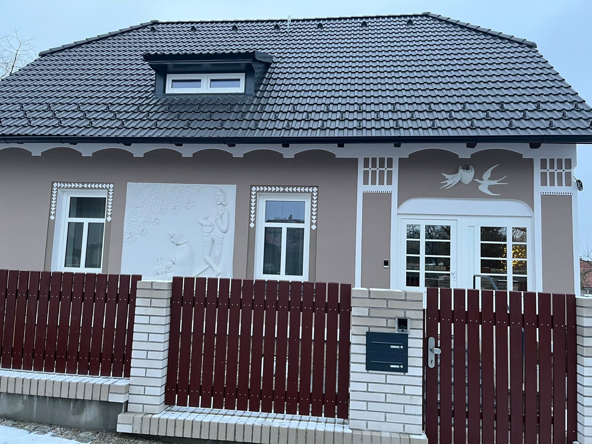 Historická fasáda Duškovy vily s reliéfem
